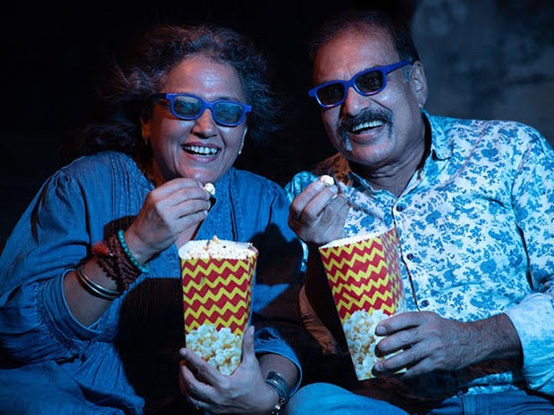 Een echtpaar met popcorn in de bioscoop