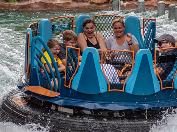 Een groepje in een waterattractie