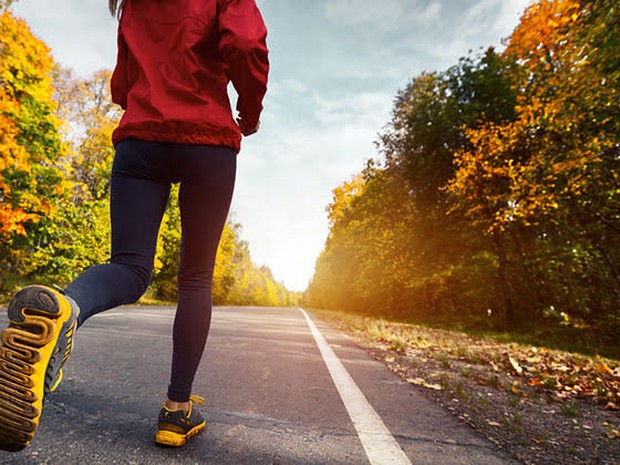 Iemand die aan het hardlopen is aan een bospad