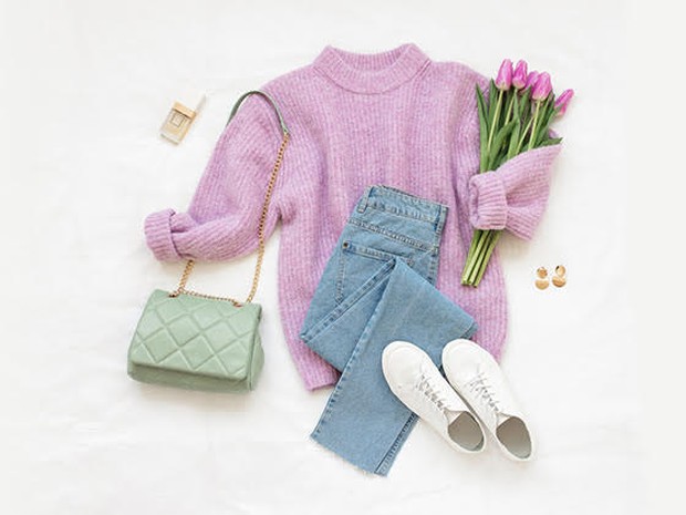 Outfit trui jeans sneakers tas en tulpen